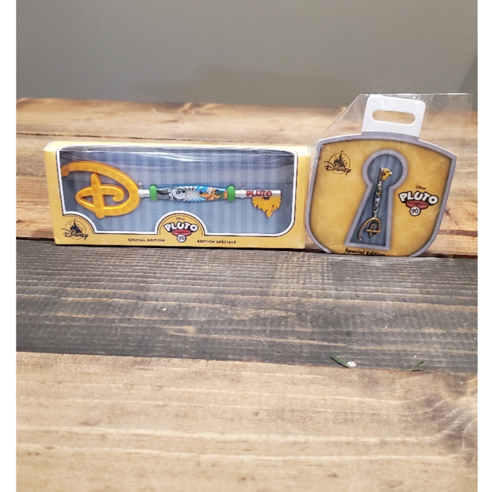 Disney Pluto 90th Anniversary Special Limited Edition Key And Pin Brand New